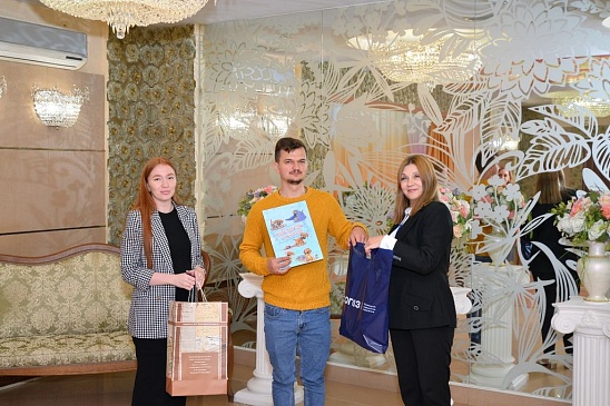 Воронежский филиал «СОГАЗ-Мед» поздравил молодых родителей с Днем города, новости, пресс-релизы, статьи, «СОГАЗ-Мед», омс
