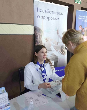 Посетителям Всероссийской ярмарки трудоустройства в Заволжском районе разъяснили о праве взять один выходной день на прохождение диспансеризации, новости, пресс-релизы, статьи, «СОГАЗ-Мед», омс