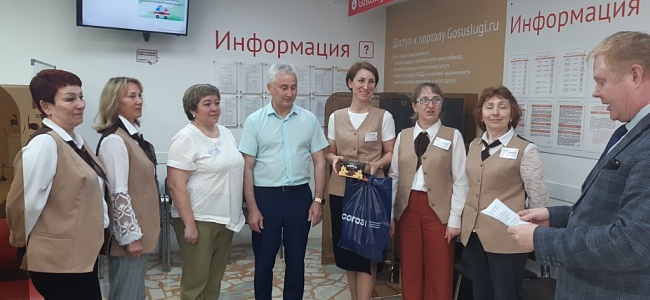Удмуртский филиал «СОГАЗ-Мед» поздравил сотрудников МФЦ с Днем Труда, новости, пресс-релизы, статьи, «СОГАЗ-Мед», омс